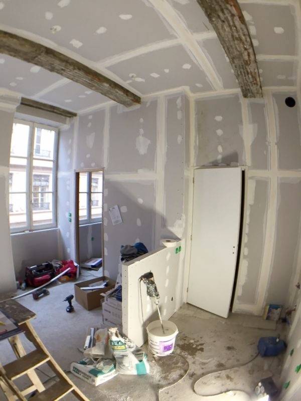 Réalisation de la plâtrerie, poutres apparentes